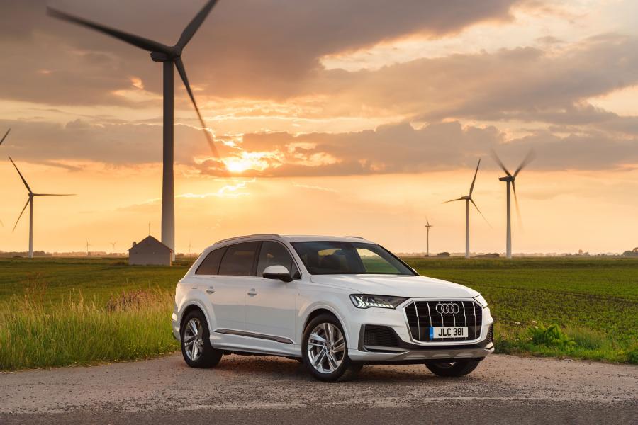  Audi Q7 55 TFSI e Quattro S-Line (4M) 2020 года  (UK) (фото 1 из 40)